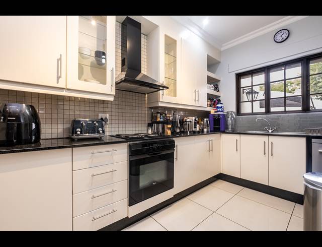 2 BEDROOM APARTMENT RENTED IN OAKLANDS